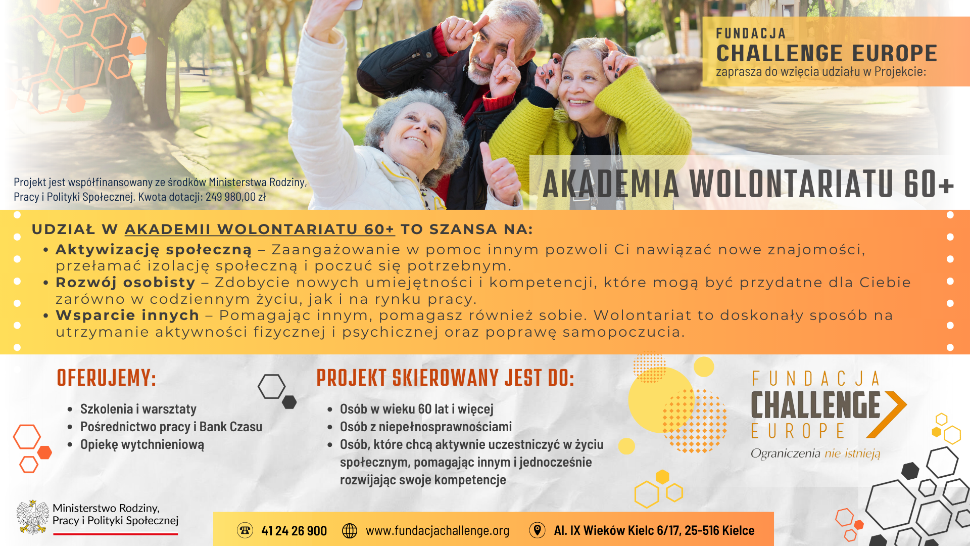 Plakat Projektu "Akademia Wolontariatu 60+" przedstawiający trzy uśmiechnięte, starsze osoby robiące sobie zdjęcia telefonem w parku.