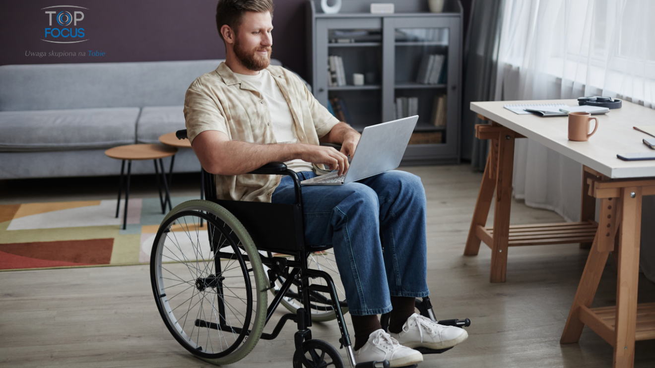 Mężczyzna z ograniczoną mobilnością pracuje zdalnie na laptopie.