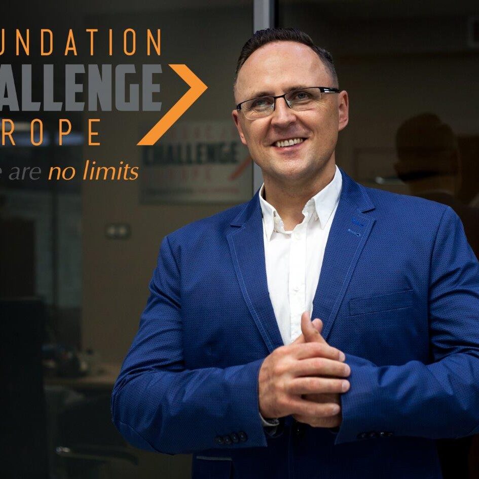 Tomasz Krzyżański - Prezes Fundacji i logo Fundacji Challenge Europe w języku angielskim